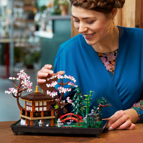 LEGO Icons 10315 Zaciszny ogród - Galeria zdjęcie 7