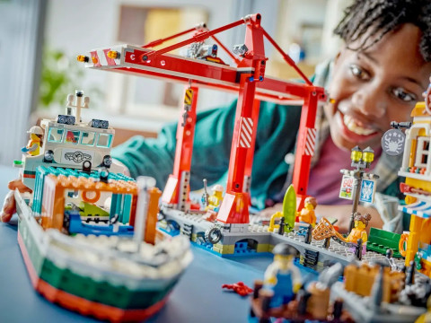 LEGO City 60422 Nadmorski port ze statkiem towarowym - Galeria zdjęcie 10