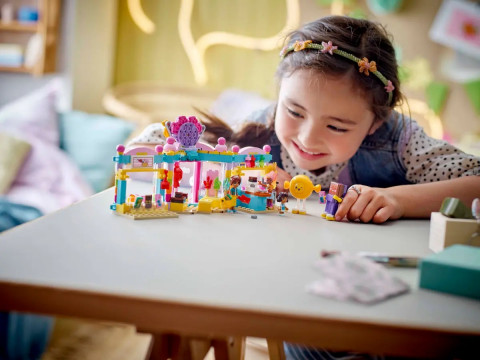 LEGO FRIENDS 42649 Sklep z cukierkami w Heartlake - Galeria zdjęcie 8