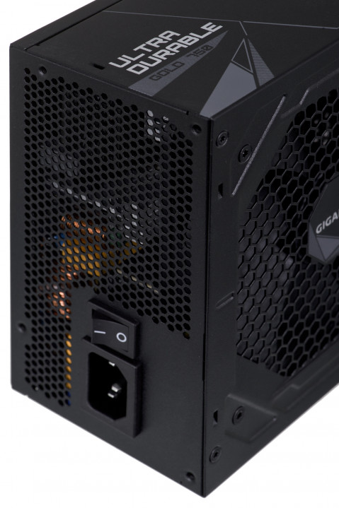 Zasilacz Gigabyte UD750GM 750W 80+ Gold - Galeria zdjęcie 3