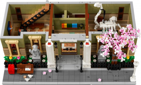 LEGO ICONS 10326-04.jpg