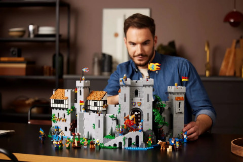 LEGO ICONS 10305 Zamek Rycerzy herbu Lew - Galeria zdjęcie 6