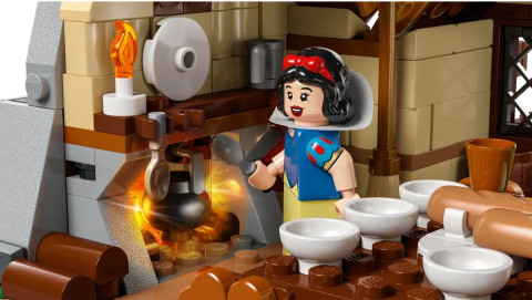 LEGO 43242 Disney Chatka Królewny Śnieżki i siedmiu krasnoludków - Galeria zdjęcie 6