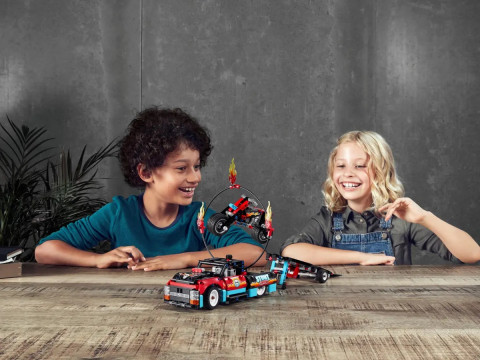 LEGO Technic 42106 - Furgonetka i motocykl kaskaderski - Galeria zdjęcie 10
