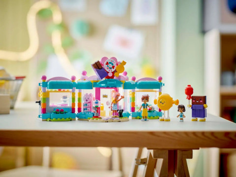 LEGO FRIENDS 42649 Sklep z cukierkami w Heartlake - Galeria zdjęcie 10