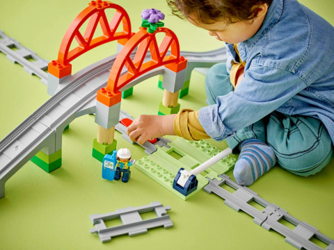 LEGO DUPLO TOWN 10426 Most i tory kolejowe - zestaw rozszerzający - Galeria zdjęcie 6