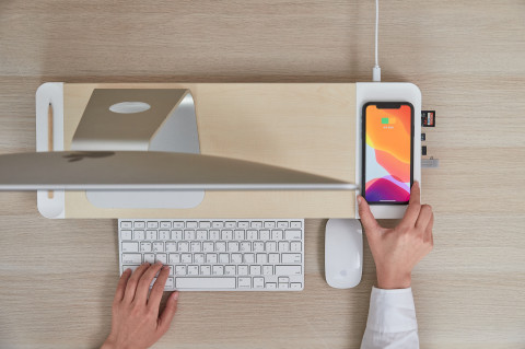 POUT Eyes8 – Podstawka pod monitor w kolorze białym z funkcją szybkiego i bezprzewodowego ładowania. Wielofunkcyjne rozwiązanie 3-w-1, które łączy ergonomię pracy z wygodą ładowania urządzeń mobilnych. - Galeria zdjęcie 13