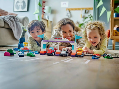 LEGO DUPLO TOWN 10445 Bolidy i kierowcy F1 - Galeria zdjęcie 8