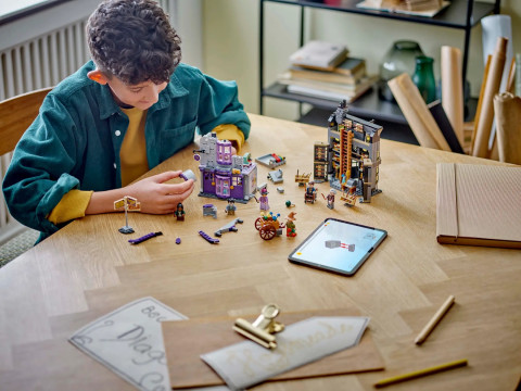 LEGO Harry Potter 76439 Sklepy Ollivandera i Madame Malkin - Galeria zdjęcie 10