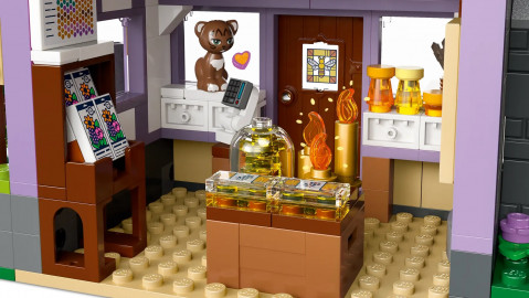 LEGO FRIENDS 42669 Dom pszczelarzy i kwiatowy ogród - Galeria zdjęcie 6