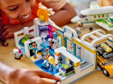 LEGO Friends 42656 Samolot i lotnisko w mieście Heartlake - Galeria zdjęcie 11