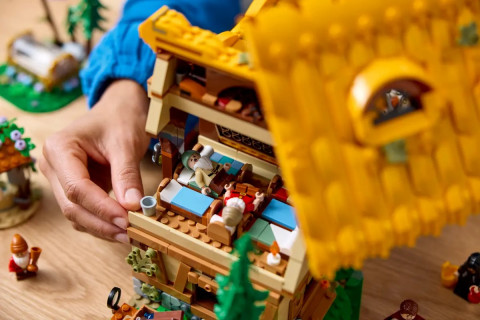 LEGO 43242 Disney Chatka Królewny Śnieżki i siedmiu krasnoludków - Galeria zdjęcie 13