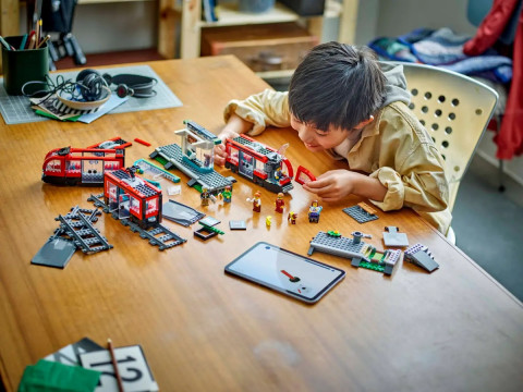 LEGO City 60423 Tramwaj miejski ze stacją - Galeria zdjęcie 10