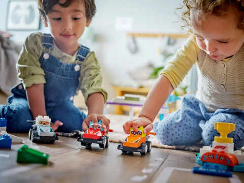 LEGO DUPLO TOWN 10445 Bolidy i kierowcy F1 - Galeria zdjęcie 9