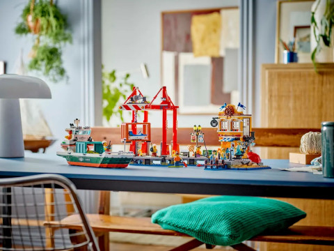 LEGO City 60422 Nadmorski port ze statkiem towarowym - Galeria zdjęcie 12