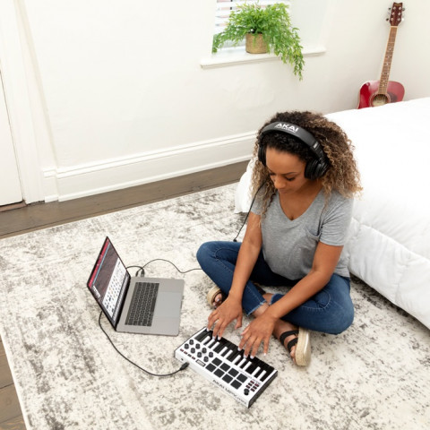 AKAI MPK MINI 3 WHITE - Mini klawiatura sterująca - Galeria zdjęcie 7
