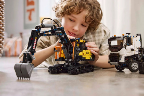 LEGO Technic 42175 Ciężarówka Volvo FMX i koparka EC230 Electric - Galeria zdjęcie 11