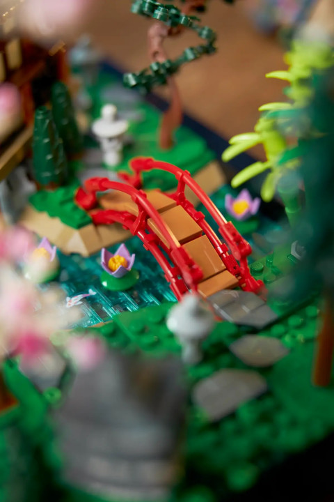 LEGO Icons 10315 Zaciszny ogród - Galeria zdjęcie 8