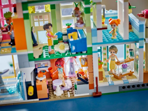 LEGO FRIENDS 42670 Mieszkania i sklepy w mieście Heartlake - Galeria zdjęcie 10