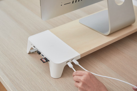 POUT Eyes8 – Podstawka pod monitor w kolorze białym z funkcją szybkiego i bezprzewodowego ładowania. Wielofunkcyjne rozwiązanie 3-w-1, które łączy ergonomię pracy z wygodą ładowania urządzeń mobilnych. - Galeria zdjęcie 7