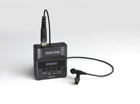 Tascam DR-10L - Cyfrowy rejestrator Tascam typu "body-pack" z mikrofonem lavalier (biały) - Galeria zdjęcie 2