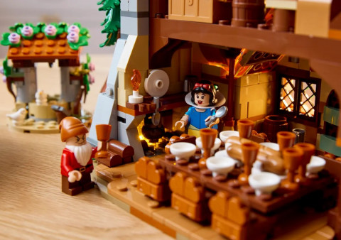 LEGO 43242 Disney Chatka Królewny Śnieżki i siedmiu krasnoludków - Galeria zdjęcie 12
