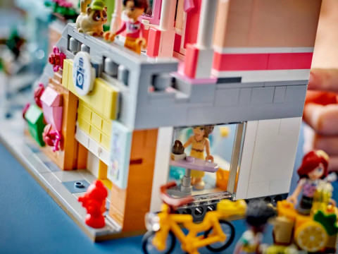 LEGO FRIENDS 42670 Mieszkania i sklepy w mieście Heartlake - Galeria zdjęcie 11