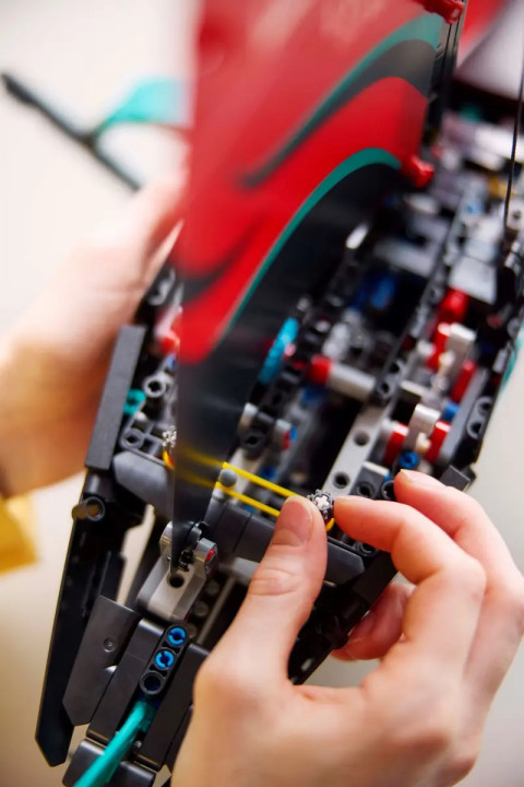LEGO TECHNIC 42174 Emirates Team New Zealand AC75 Yacht - Galeria zdjęcie 12