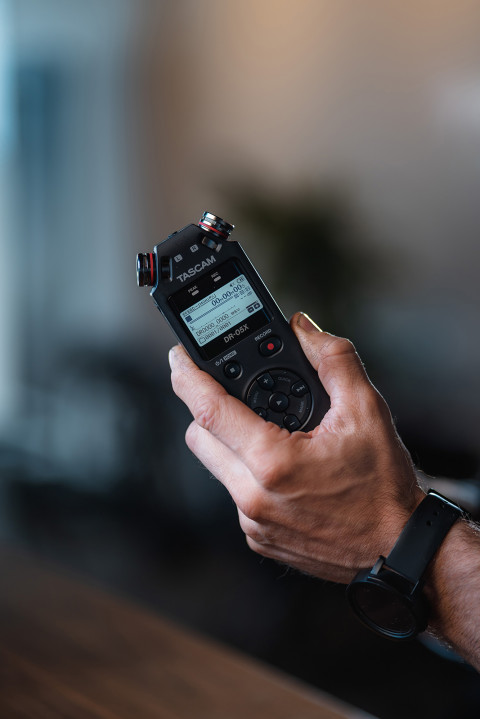 Tascam DR-05X - Przenośny rejestrator cyfrowy z interfejsem USB, zapis na karcie pamięci microSD - Galeria zdjęcie 4