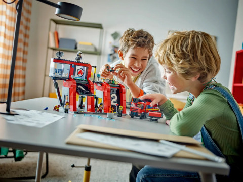 LEGO City 60414 Remiza strażacka z wozem strażackim - Galeria zdjęcie 9