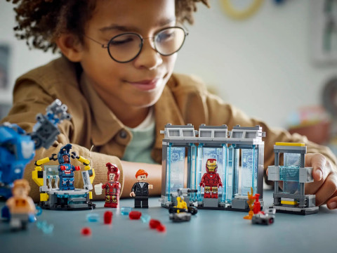 LEGO Marvel Super Heroes 76315 Laboratorium Iron Mana: Zbrojownia - Galeria zdjęcie 10