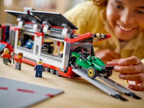 LEGO CITY 60445 F1 Ciężarówka z bolidami RB20 i AMR24 F1 - Galeria zdjęcie 10