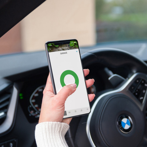 Yale Inteligentny sterownik do garażu 1x Smart Opener , 1x Door Position Sensor, 1x Magnes, 2x Dodatkowy kabel, 2x Taśma instalacyjna - Galeria zdjęcie 9