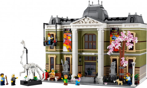 LEGO ICONS 10326-03.jpg