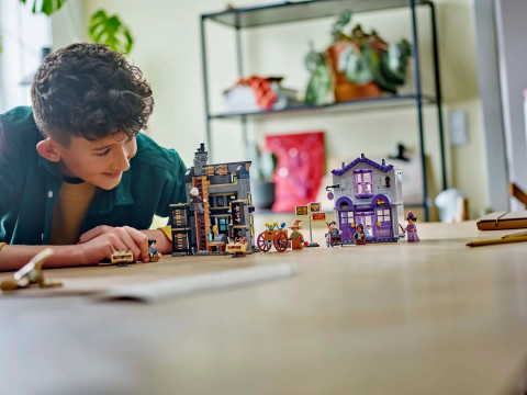 LEGO Harry Potter 76439 Sklepy Ollivandera i Madame Malkin - Galeria zdjęcie 8