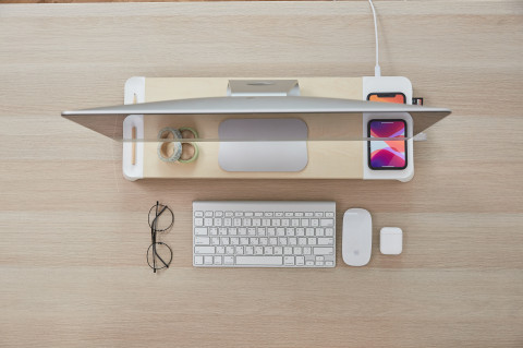 POUT Eyes8 – Podstawka pod monitor w kolorze białym z funkcją szybkiego i bezprzewodowego ładowania. Wielofunkcyjne rozwiązanie 3-w-1, które łączy ergonomię pracy z wygodą ładowania urządzeń mobilnych. - Galeria zdjęcie 11