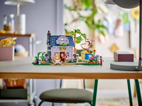 LEGO FRIENDS 42669 Dom pszczelarzy i kwiatowy ogród - Galeria zdjęcie 11