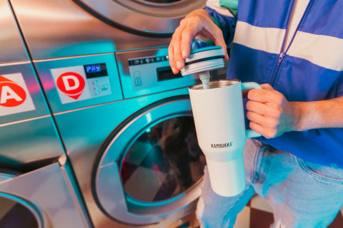Kubek termiczny z teleskopową słomką Kambukka Rio Tumbler 950ml Frosty Coconut - Galeria zdjęcie 12