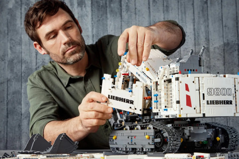 LEGO TECHNIC 42100-10.jpg