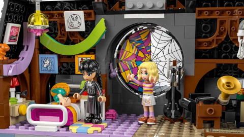 LEGO 76781 Wednesday - Pokój Wednesday i Enid - Galeria zdjęcie 8