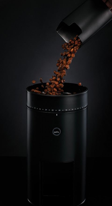 WSFBS-100B_pouring_beans.jpg
