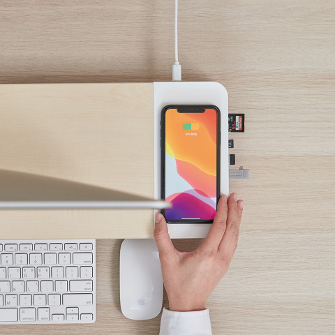 POUT Eyes8 – Podstawka pod monitor w kolorze białym z funkcją szybkiego i bezprzewodowego ładowania. Wielofunkcyjne rozwiązanie 3-w-1, które łączy ergonomię pracy z wygodą ładowania urządzeń mobilnych. - Galeria zdjęcie 6