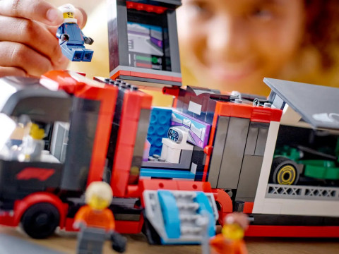 LEGO CITY 60445 F1 Ciężarówka z bolidami RB20 i AMR24 F1 - Galeria zdjęcie 11