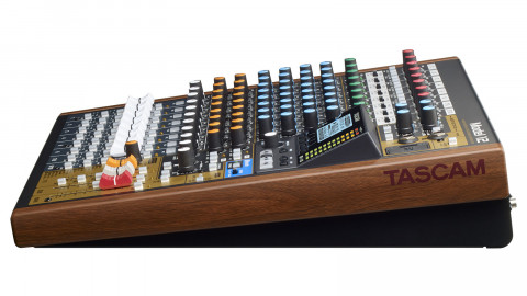 Tascam Model 12 - 10-kanałowy mikser z 12-ścieżkowym rejestratorem - Galeria zdjęcie 7