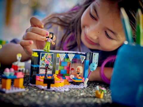 LEGO Friends 42610 Impreza z karaoke - Galeria zdjęcie 11