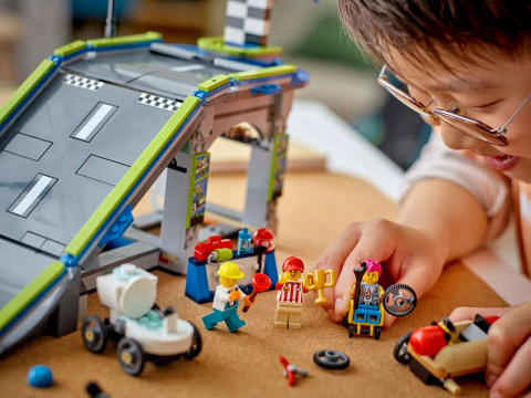 LEGO CITY 60460 Bez granic: tor z rampami dla wyścigówek - Galeria zdjęcie 9