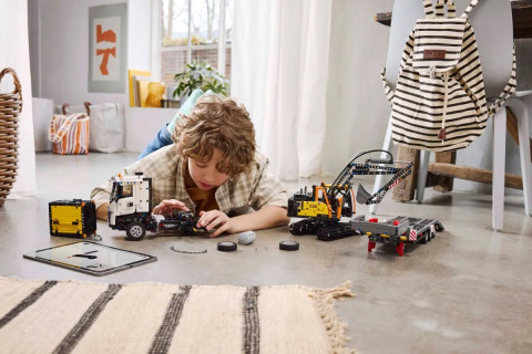 LEGO Technic 42175 Ciężarówka Volvo FMX i koparka EC230 Electric - Galeria zdjęcie 10
