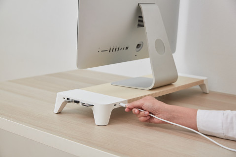POUT Eyes8 – Podstawka pod monitor w kolorze białym z funkcją szybkiego i bezprzewodowego ładowania. Wielofunkcyjne rozwiązanie 3-w-1, które łączy ergonomię pracy z wygodą ładowania urządzeń mobilnych. - Galeria zdjęcie 9