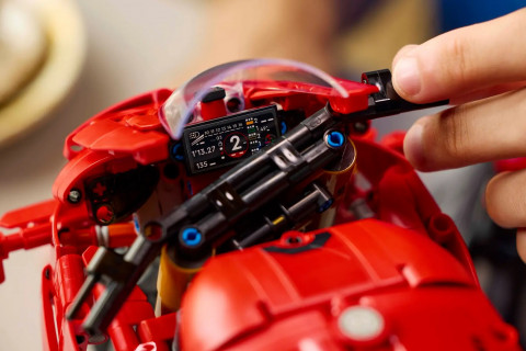 LEGO TECHNIC 42202 Motocykl Ducati Panigale V4 S - Galeria zdjęcie 9