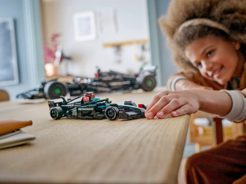 LEGO Speed Champions 77244 Bolid F1 Mercedes-AMG W15 - Galeria zdjęcie 10